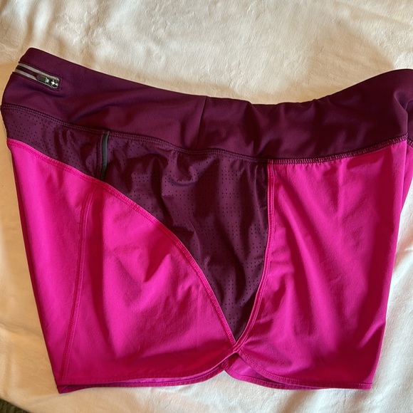 Women’s Athleta Magenta Pink Running Shorts Size L - Picture 12 of 13